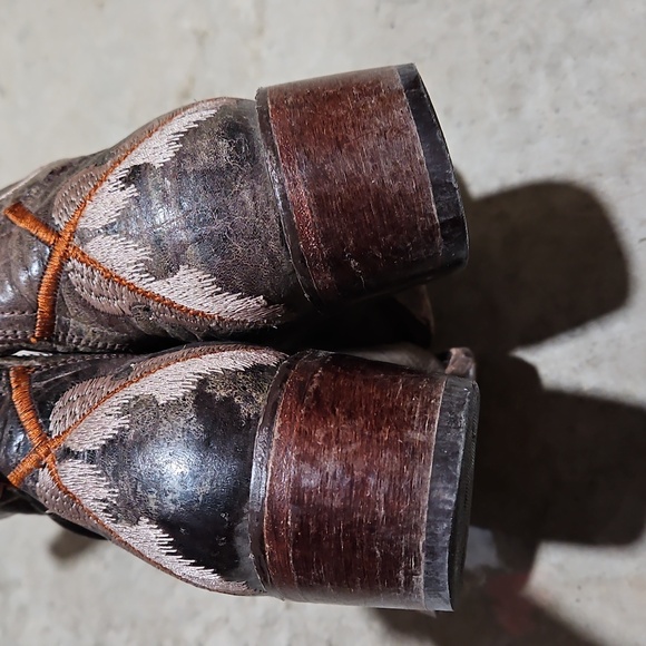 Embroidered Western Cowboy Boots - Picture 5 of 7
